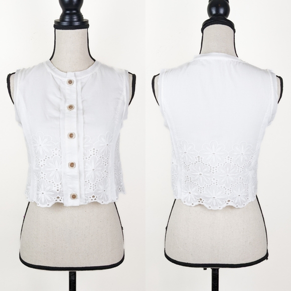 Storia Tops - 🌞 NWT Storia White Button-Up Lace Hem Top